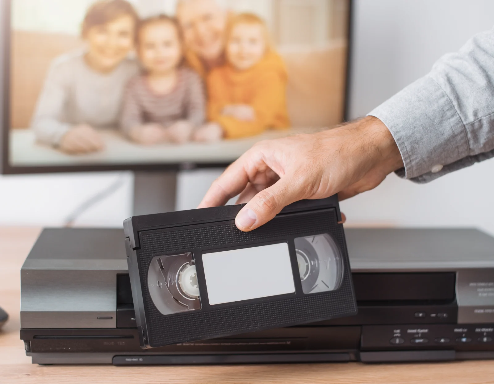 VHS-Kassette wird für die Digitalisierung in einen Videorekorder gelegt